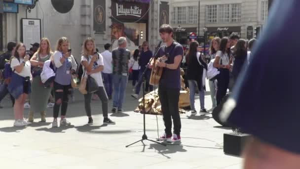 Busker Piccadilly Circus Con Una Multitud — Vídeos de Stock