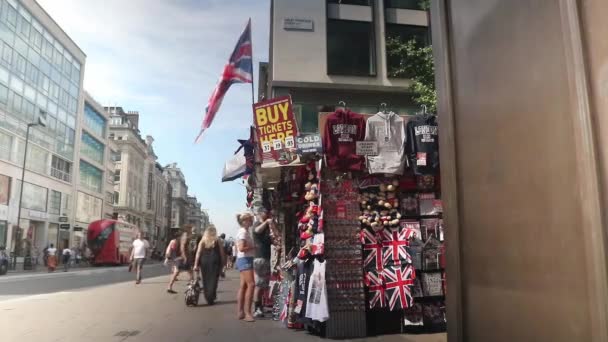 Bandera Del Reino Unido Flying Souvenir Stall Oxford Street London — Vídeo de stock
