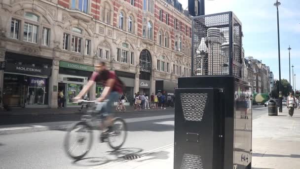 Luftkvalitetsövervakning Med Cyklist Passerar Oxford Street London — Stockvideo