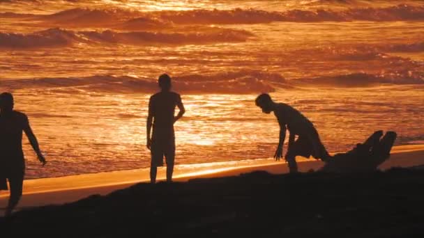 Freunde Machen Akrobatik Strand Neben Den Krachenden Wellen Und Genießen — Stockvideo