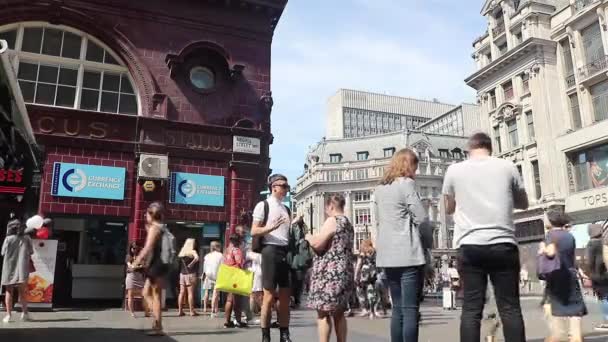 Voetgangers Metrostation Oxford Circus Londen — Stockvideo