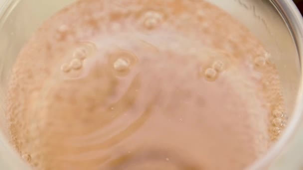 Blasen Von Rosenwein Mit Schaumwasser Einem Plastikbecher 180Fps Zeitlupe — Stockvideo