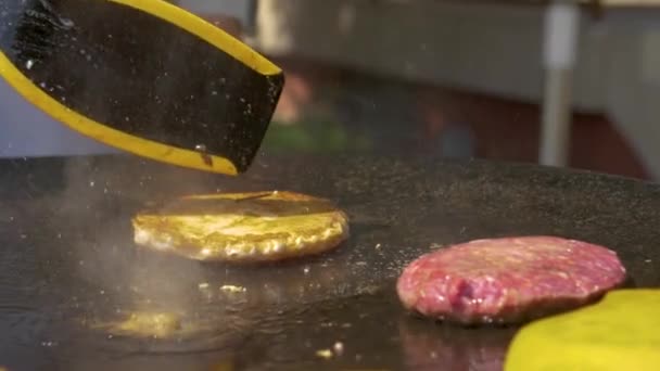 Tłuszcz Pęka Podczas Gotowania Patty Ryby Blasze Żelaznej 180Fps Slow — Wideo stockowe