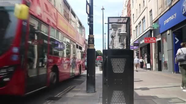 런던의 옥스퍼드가 통과하는 교통량을 살피는 — 비디오