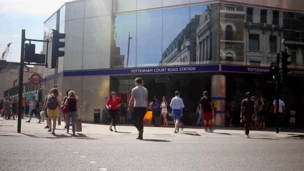 Fotgjengere Som Krysser Oxford Street London Ved Tottenham Court Road – stockvideo