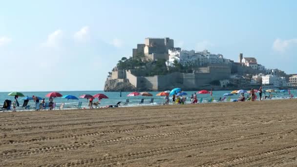 Gente Disfrutando Playa Frente Castillo Peñíscola España Durante Verano — Vídeo de stock