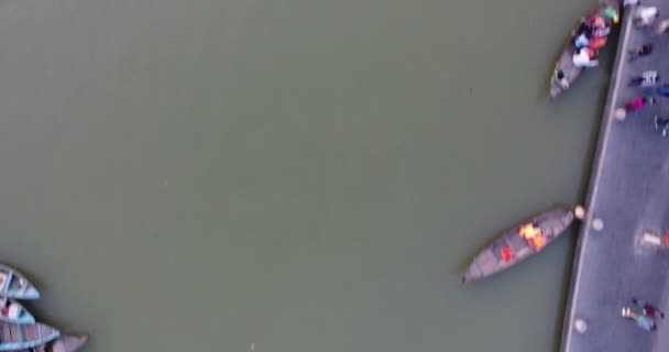 トップダウンの空中ビューは ベトナムのホイアンに近い海岸でボートの上を滑らかに飛んでいます — ストック動画