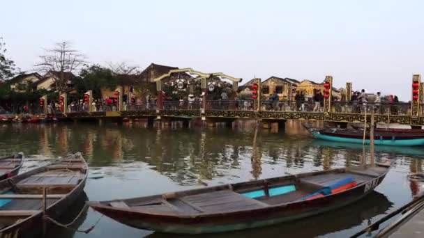 Hoi Vietnam Bir Köprünün Önünde Ileri Geri Hareket Eden Tekneler — Stok video