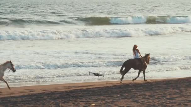 Drone Terbang Oleh Dua Wanita Naik Kuda Pantai Matahari Terbenam — Stok Video