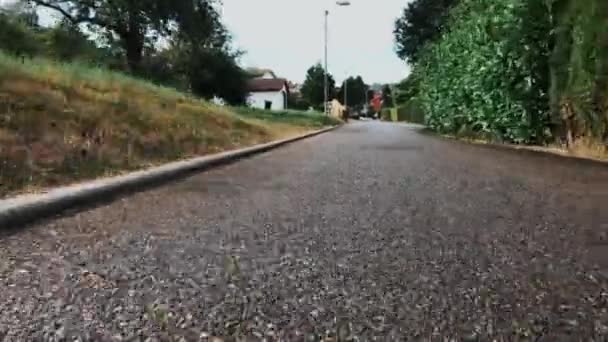 Câmera Está Seguindo Longboarder Perto Chão — Vídeo de Stock