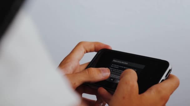 Nahaufnahme Einer Person Die Ein Spiel Auf Ihrem Smartphone Startet — Stockvideo
