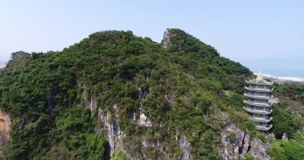 Disparo Aéreo Volando Hacia Atrás Desde Santuario Montaña Mármol Nang — Vídeo de stock