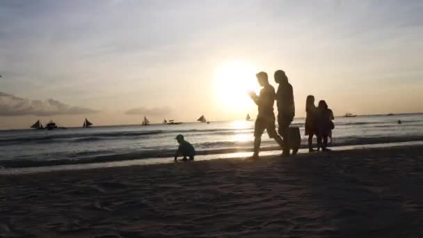太陽の下で楽しい一日を過ごしているビーチを歩く人々の楽しい時間の経過 — ストック動画