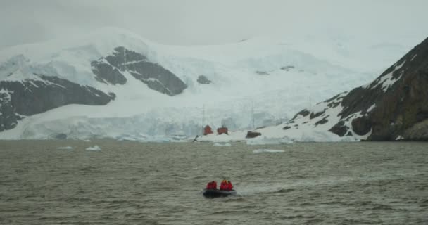 Zvěrokruh Opustí Základnu Zamíří Lodi Antarktidě Obrovský Modrý Ledovec Vyplňuje — Stock video