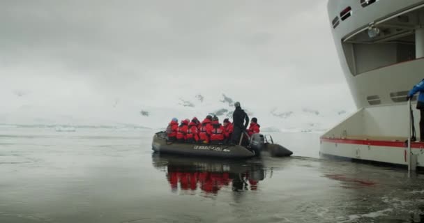 Zodíaco Pequeno Barco Deixa Navio Para Explorar Águas Antártida — Vídeo de Stock
