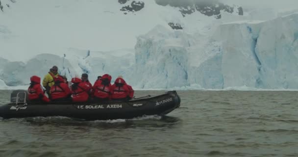 Zodíaco Explora Águas Perto Uma Geleira Gigante Antártida — Vídeo de Stock