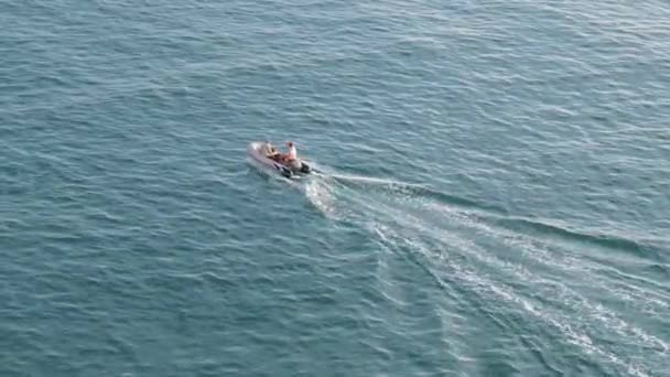 在西班牙地中海航行的刚硬的充气船 — 图库视频影像