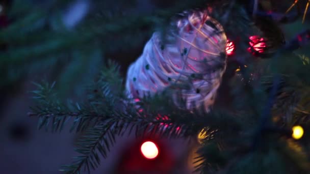 Decoraciones Luces Brillantes Árbol Navidad — Vídeo de stock