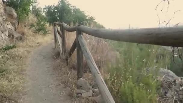 アンダルシアの村の上の農村の道に沿って木製の手すり スペイン — ストック動画