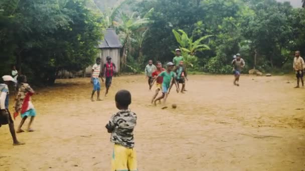 Arme Afrikaanse Dorpskinderen Die Voetballen Vuil Terrein Handheld — Stockvideo