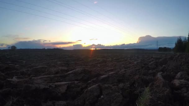 Grandes Campos Últimos Raios Sol Atrás Das Nuvens Desfasamento Temporal — Vídeo de Stock