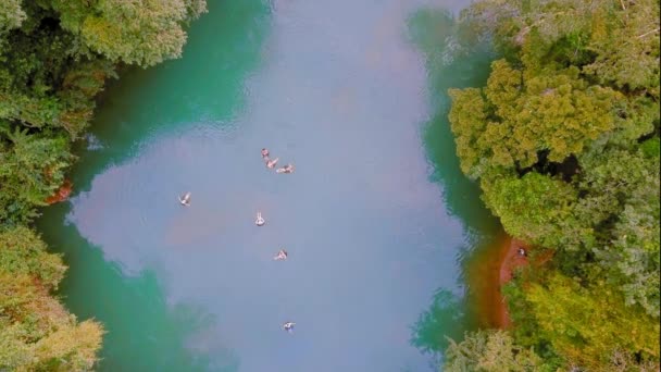 Pessoas Flutuando Rio Semuc Champey Guatemala Aerial Top View Zoom — Vídeo de Stock