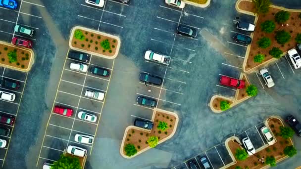 Αεροφωτογραφία Birdseye Του Χώρου Στάθμευσης Αυτοκινήτων Ένα Άτομο Που Βγαίνει — Αρχείο Βίντεο