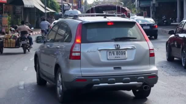 Una Calle Concurrida Chiang Mai Tailandia Con Tráfico Incluyendo Tuk — Vídeo de stock