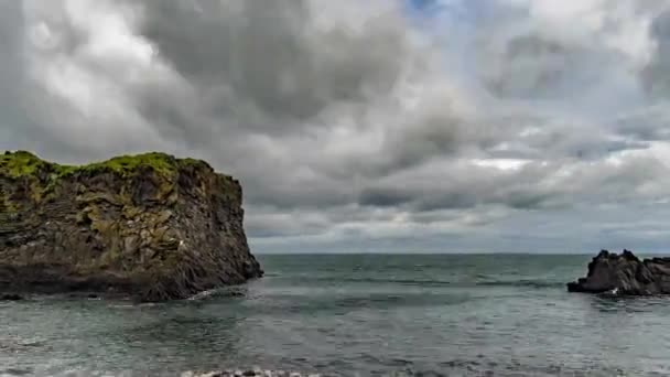 Wolken Ziehen Über Den Ozean Hinter Den Felsen Von Hellnar — Stockvideo