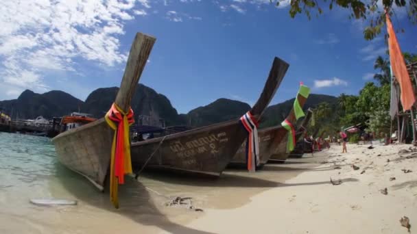 泰国菲菲群岛受欢迎的港口海岸上的船只 — 图库视频影像