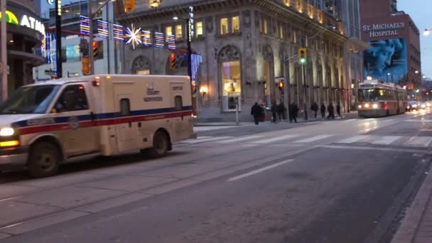 2011年カナダ トロント ヨンゲ聖と女王聖コーナーは 夕方には 路面電車 および歩行者と これは 主要な地下鉄や路面電車の停留所であり イートンセンターが位置しています — ストック動画