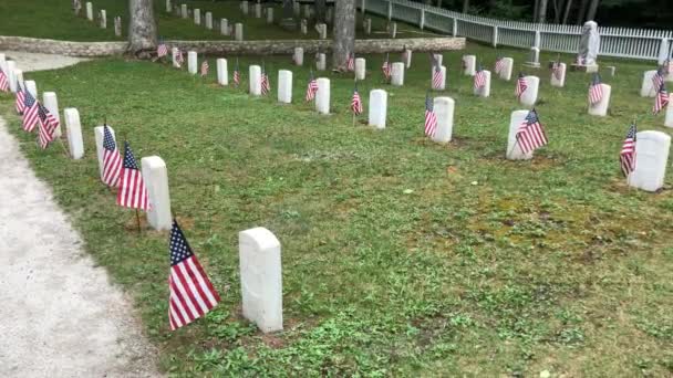 ミシガン州マッキナック島での無名の兵士の墓の運動 タイムラプス 革命前の米軍兵士の墓 — ストック動画