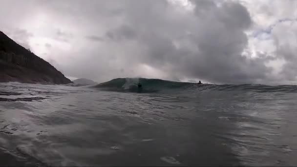 Bodyboarder Lanzando Labio Onda Día Nublado — Vídeo de stock