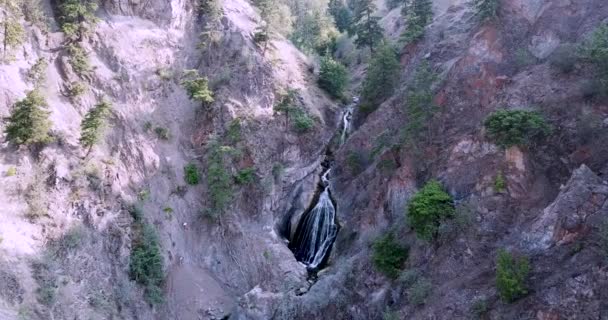 Létání Nad Malým Vodopádem Zatímco Stoupáme Dronu Vodopád Nachází Britské — Stock video