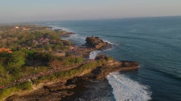 Drone Αποκαλύπτουν Πυροβολισμό Του Pura Tanah Lot Μπαλί Ναό — Αρχείο Βίντεο