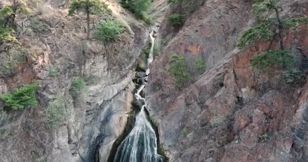 Voando Drone Direção Uma Pequena Cachoeira Colúmbia Britânica — Vídeo de Stock
