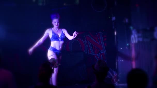 Sexy Bailarina Burlesca Baila Sacude Pecho Escenario Lencería Una Actuación — Vídeo de stock