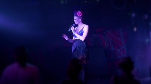 Beautiful Female Host Burlesque Show Acknowledges Audience — Stock Video