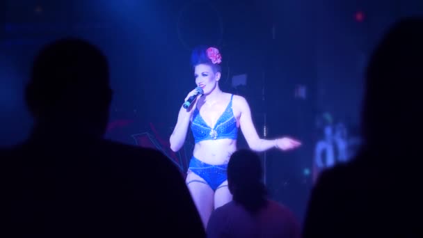 女喜剧演员穿着内衣 内衣在舞台上表演 — 图库视频影像