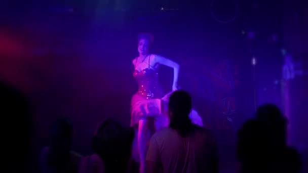 Hermosa Bailarina Muestra Sus Piernas Escenario Como Cabaret Burlesque Can — Vídeo de stock