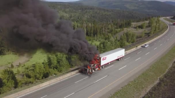 Semirimorchio Brucia Fuori Controllo Lungo Tratto Autostrada — Video Stock