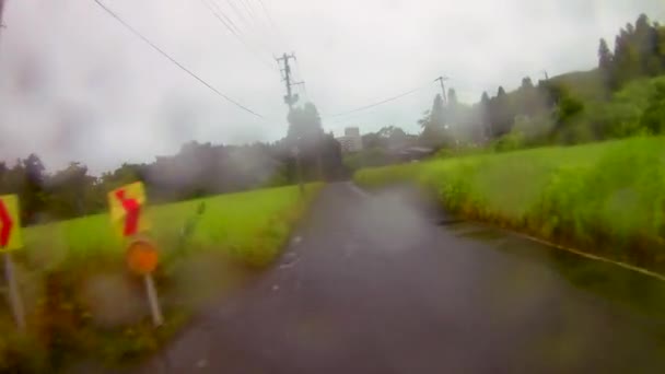 田舎の雨の中アジアでバイクに乗って — ストック動画