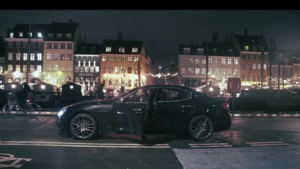 Modelo Masculino Saliendo Maserati Ghibli Car — Vídeos de Stock