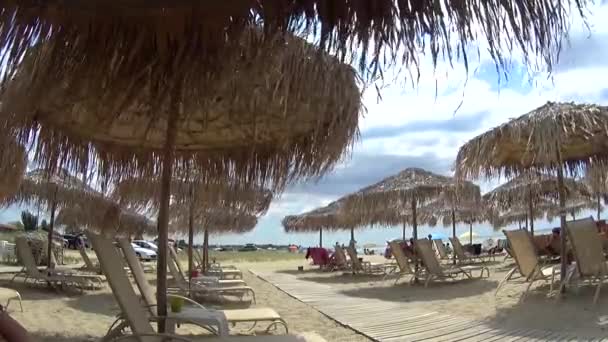 Paraplyer Grekisk Strand Sommaren — Stockvideo