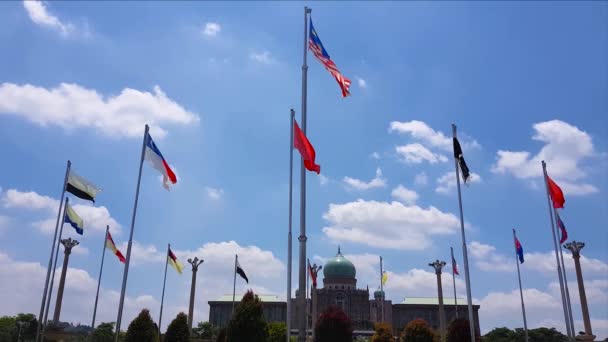 Putrajaya Seri Perdana Nın Önünde Dalgalanan Diğer Eyaletin Bayrağıyla Birlikte — Stok video