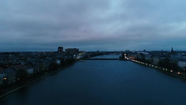 Drone Πυροβόλησε Dji Πάνω Από Τις Λίμνες Στην Κοπεγχάγη Νύχτα — Αρχείο Βίντεο