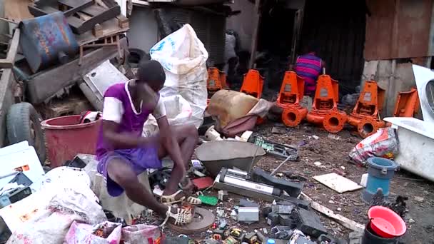 用手工销毁电子废物 电子废物 的小男孩 分离和回收不同的金属和材料再出售 阿比让 — 图库视频影像