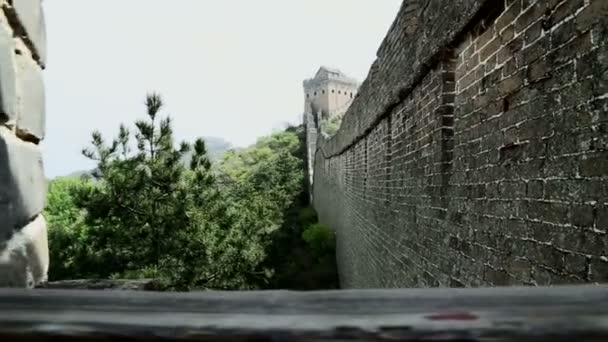 Çin Seddi Duvardaki Boşluktan Yavaşça Kayıyor — Stok video