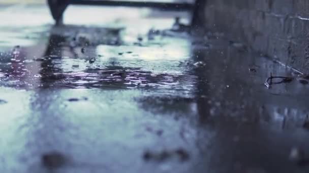 Βροχή Που Πέφτει Διαφορετικές Επιφάνειες Και Πισίνες Στο Δρόμο — Αρχείο Βίντεο