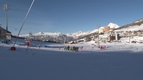スキー競技会のフィニッシュエリア イタリアのStestriereの静的な景色 右パン — ストック動画